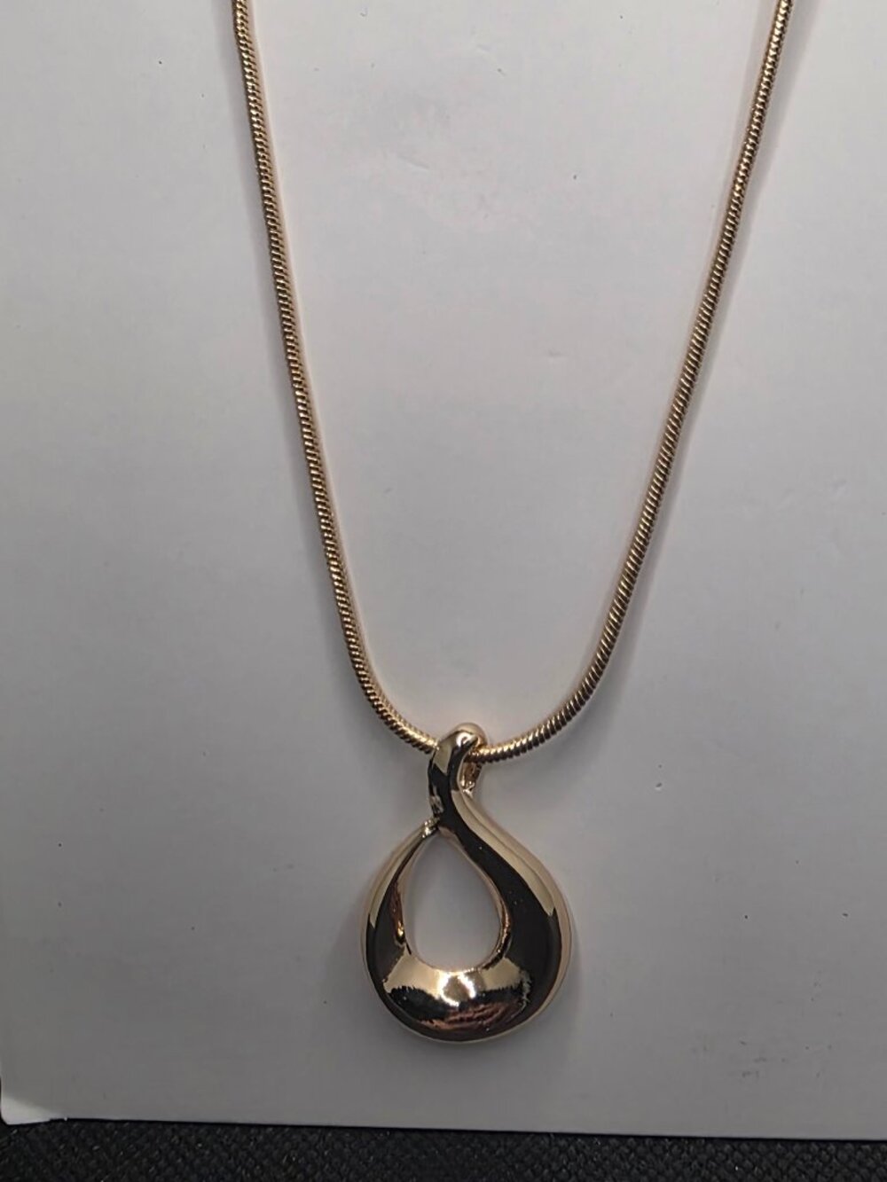 New GAP Gold Tone Teardrop Pendant Snake Chain Necklace 17.25-19.5"
